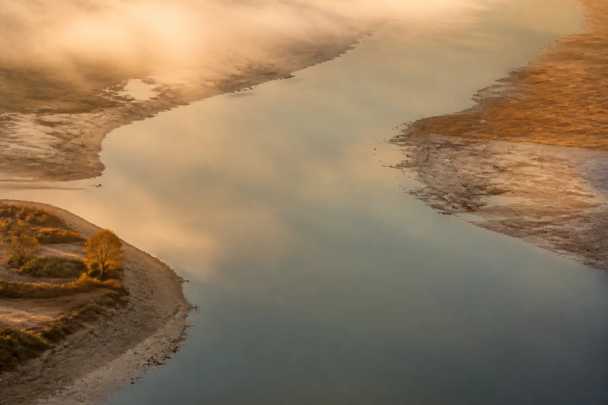 Chenal du bassin d&rsquo;Arcachon au petit matin d&rsquo;automne, eau calme et brume légère