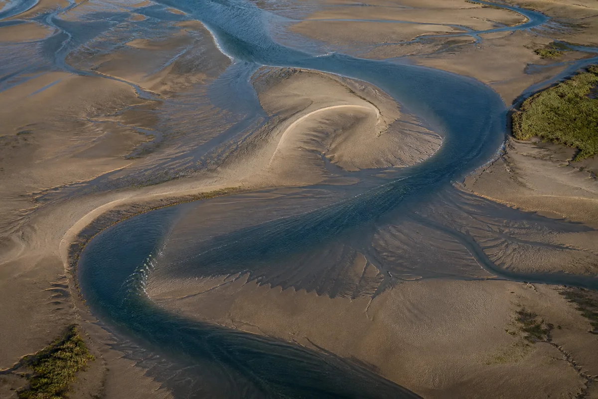 Chenal du nord du bassin d&rsquo;Arcachon se vidant à marée descendante, bancs de sable découverts